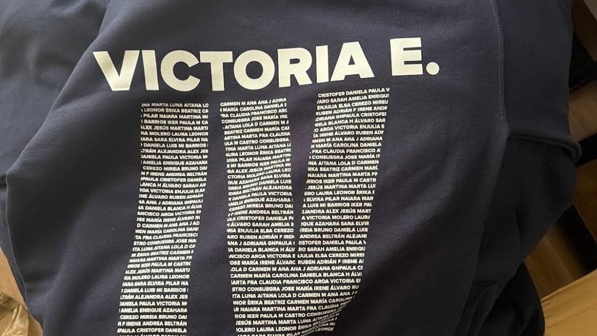 Espalda de una sudadera verde personalizada con el nombre del colegio y los nombres de los alumnos de la clase