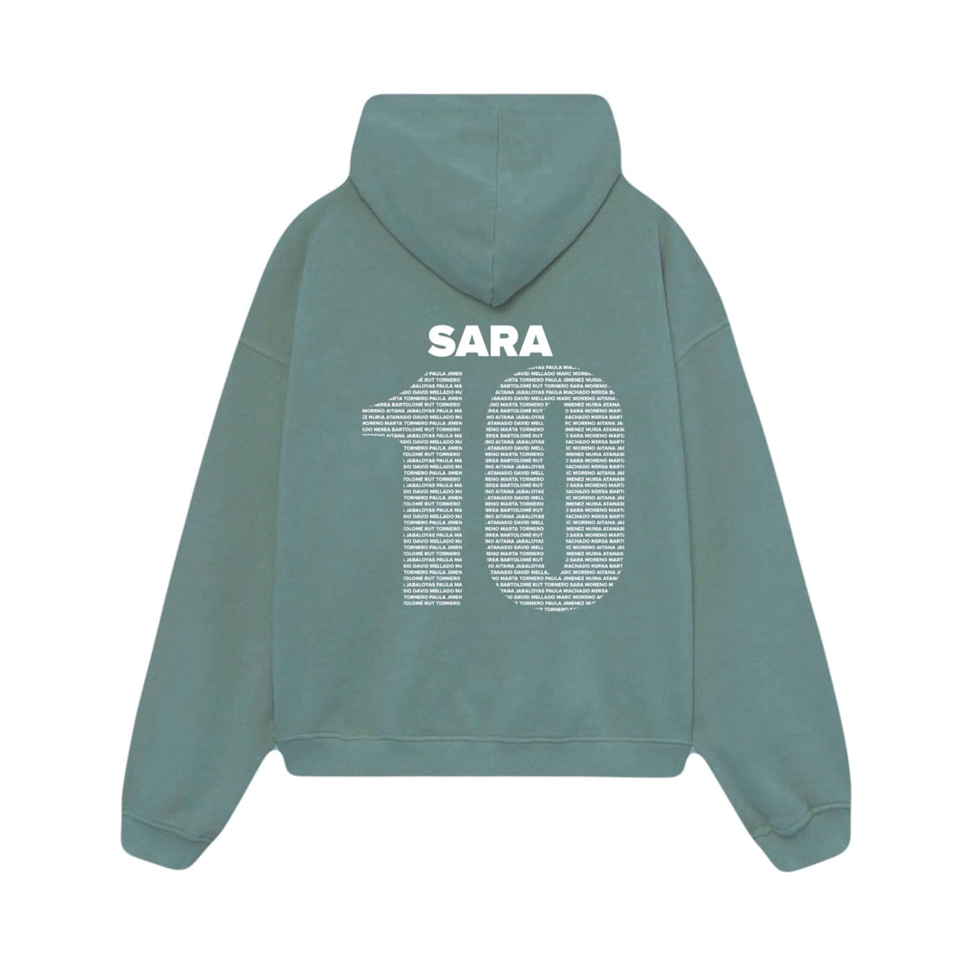Espalda de una sudadera verde grisáceo con un nombre en grande y debajo un dorsal formado con los nombres de toda la plantilla