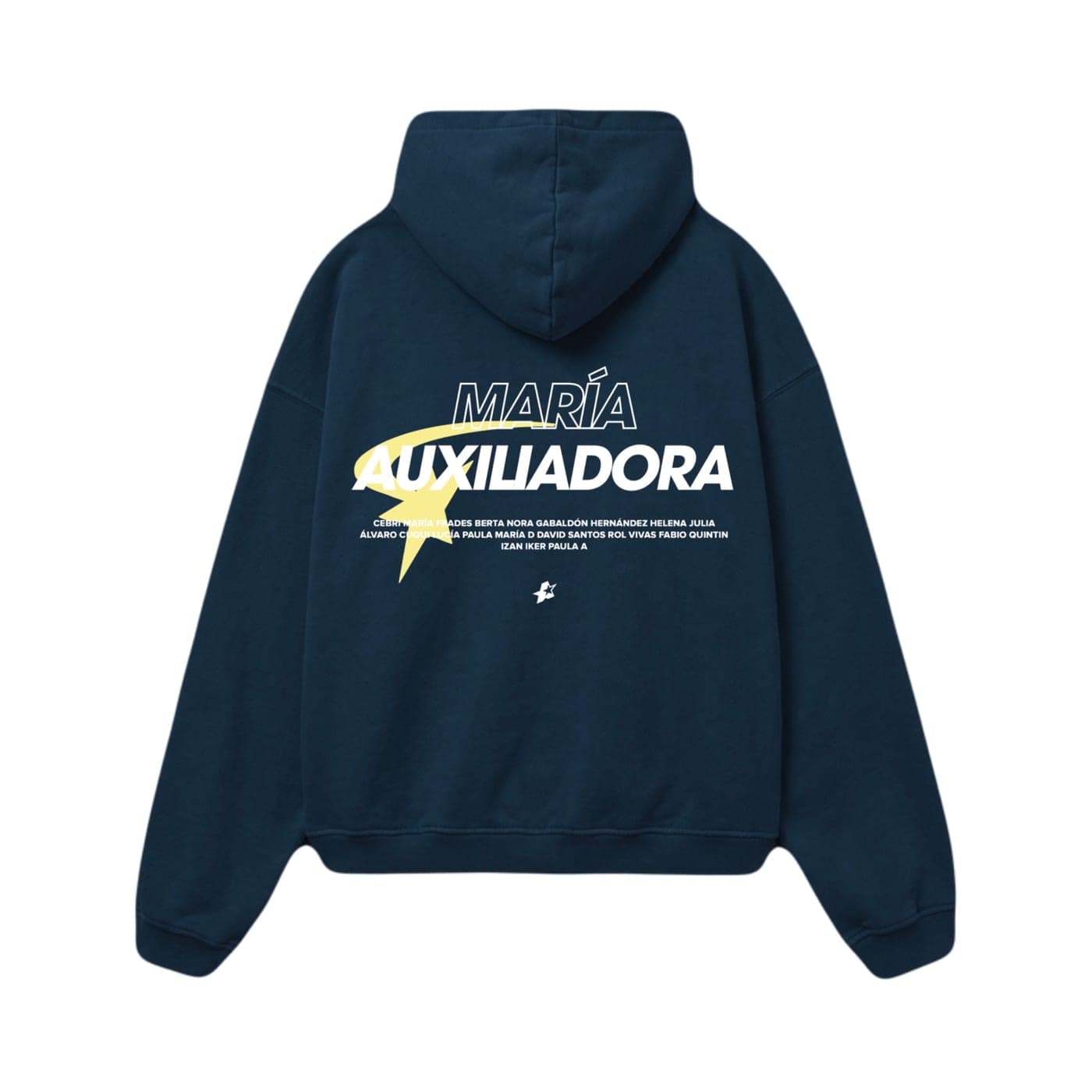 Espalda de una sudadera escolar azul marino con el nombre del colegio en grande y, debajo, los nombres de todos los alumnos de la clase