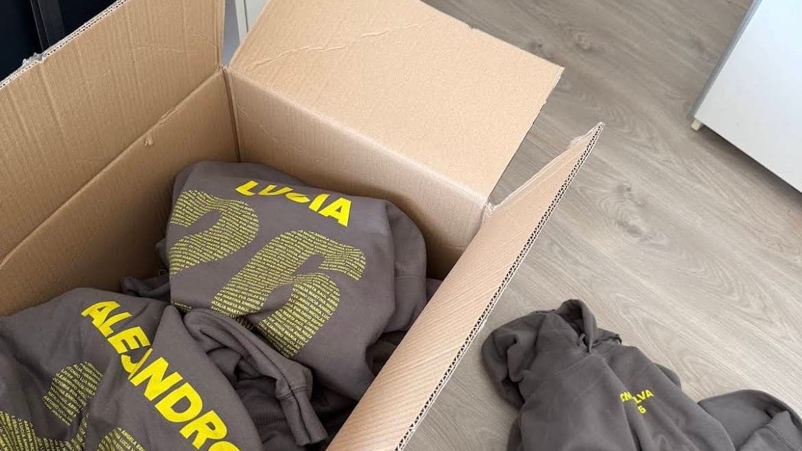 Espalda de una sudadera gris oscuro personalizada con un nombre y el año de la promoción en amarillo flúor