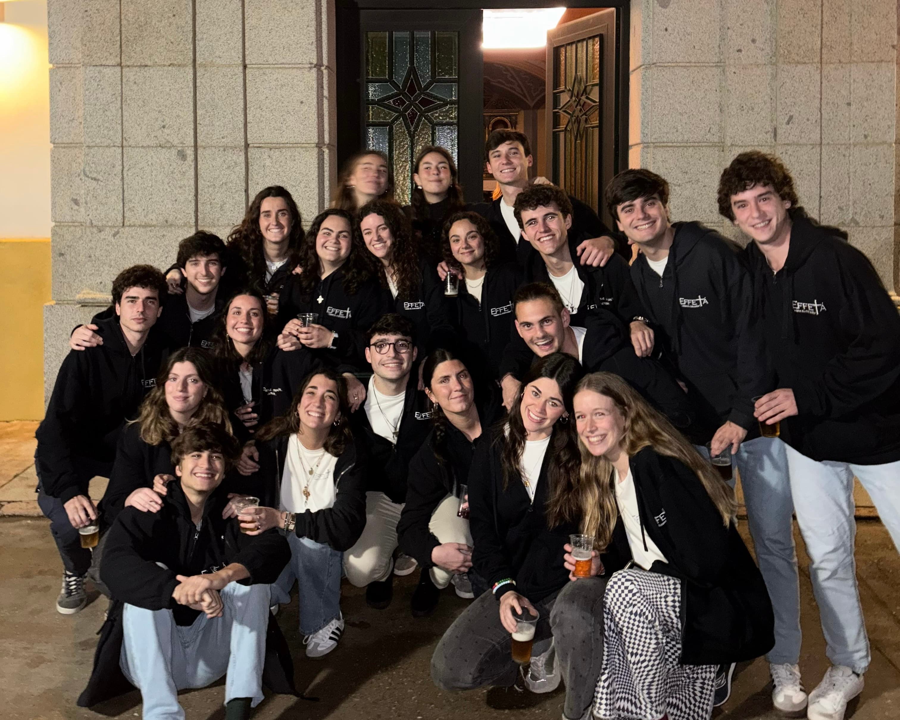 Varias sudaderas personalizadas de grupo dobladas mostrando diferentes colores