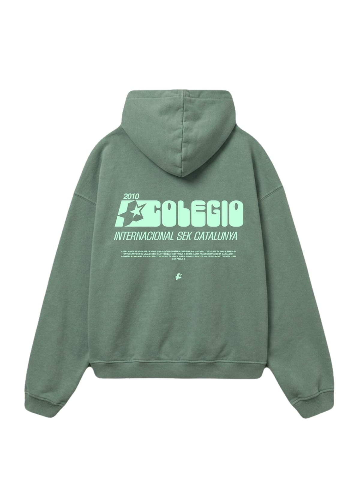 Espalda de una sudadera de fin de curso verde con el nombre del colegio en grande, el año arriba y los nombres de toda la clase debajo