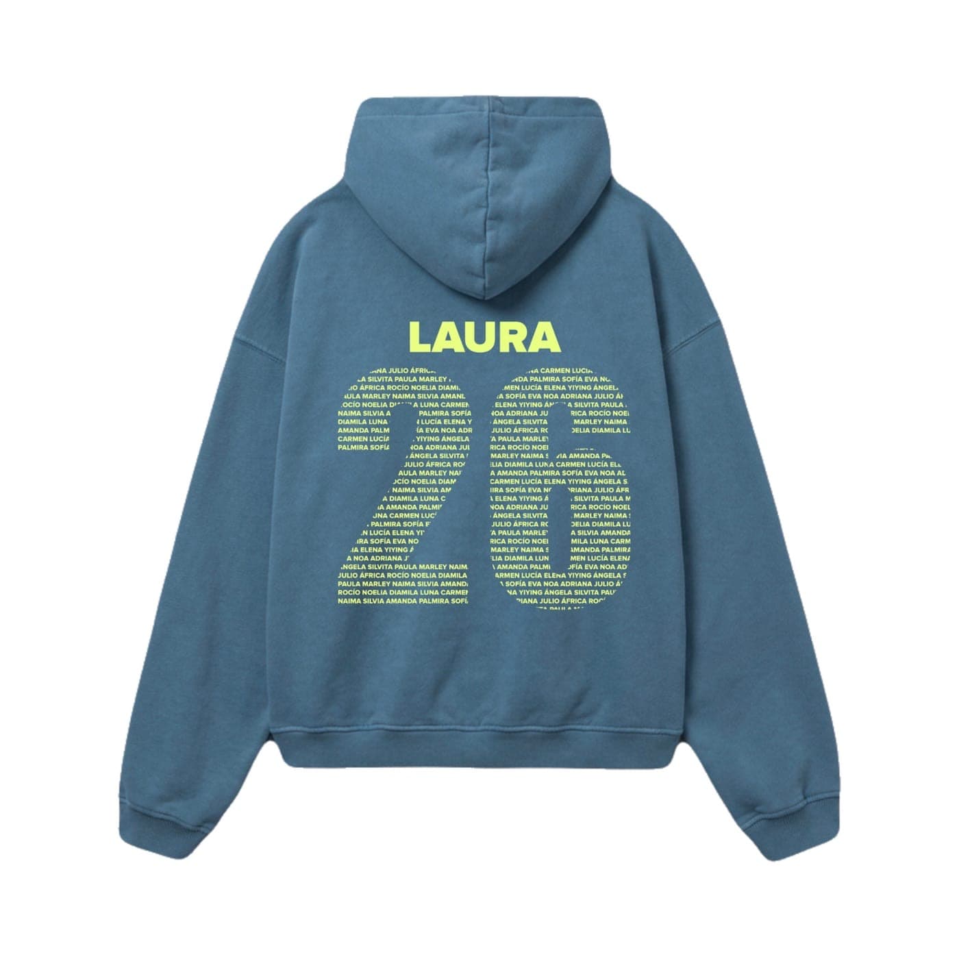Espalda de una sudadera azul con un nombre en amarillo flúor y debajo una cifra grande rellena con los nombres de todo el grupo