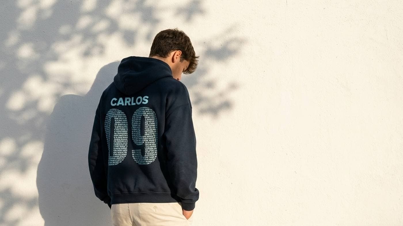 Alumno de 2º de Bachillerato con su sudadera de graduación personalizada
