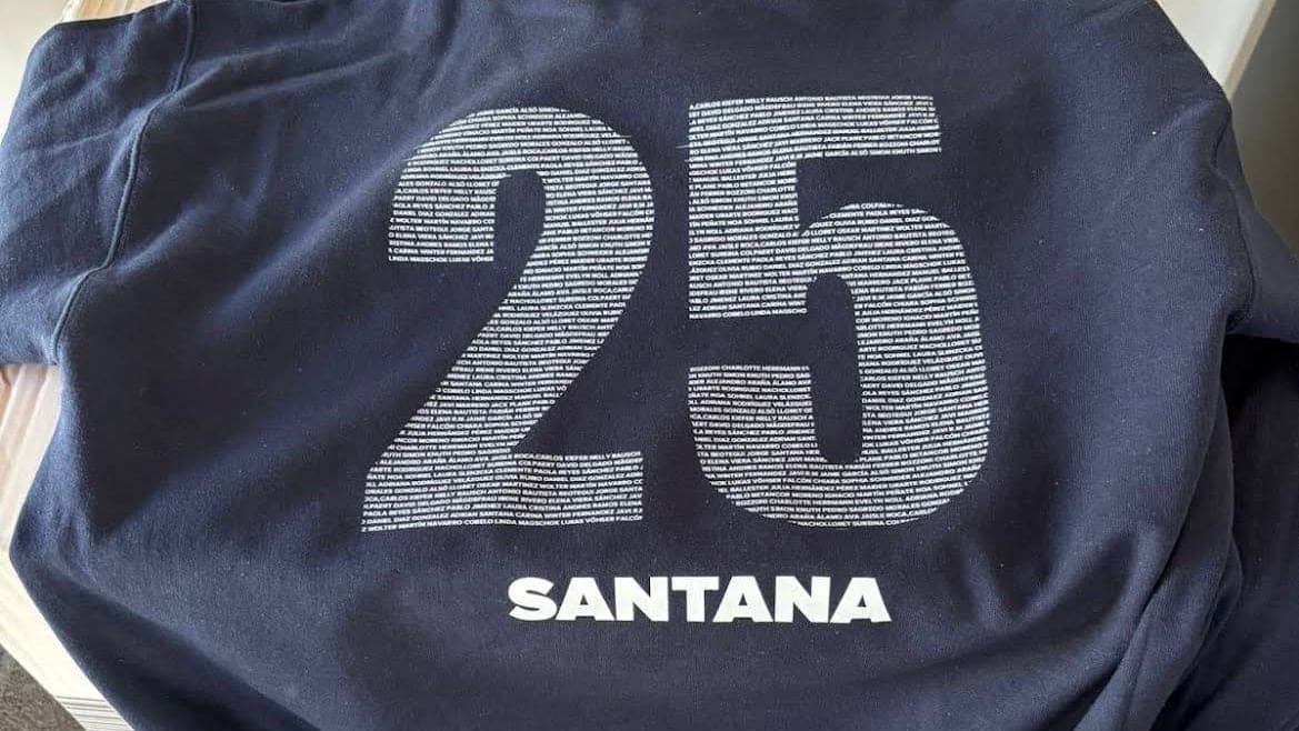 Espalda de una sudadera granate personalizada con el nombre del colegio y los nombres de toda la clase estampados