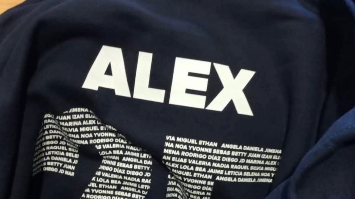Espalda de una sudadera gris personalizada con un nombre y un número grande relleno con los nombres del grupo