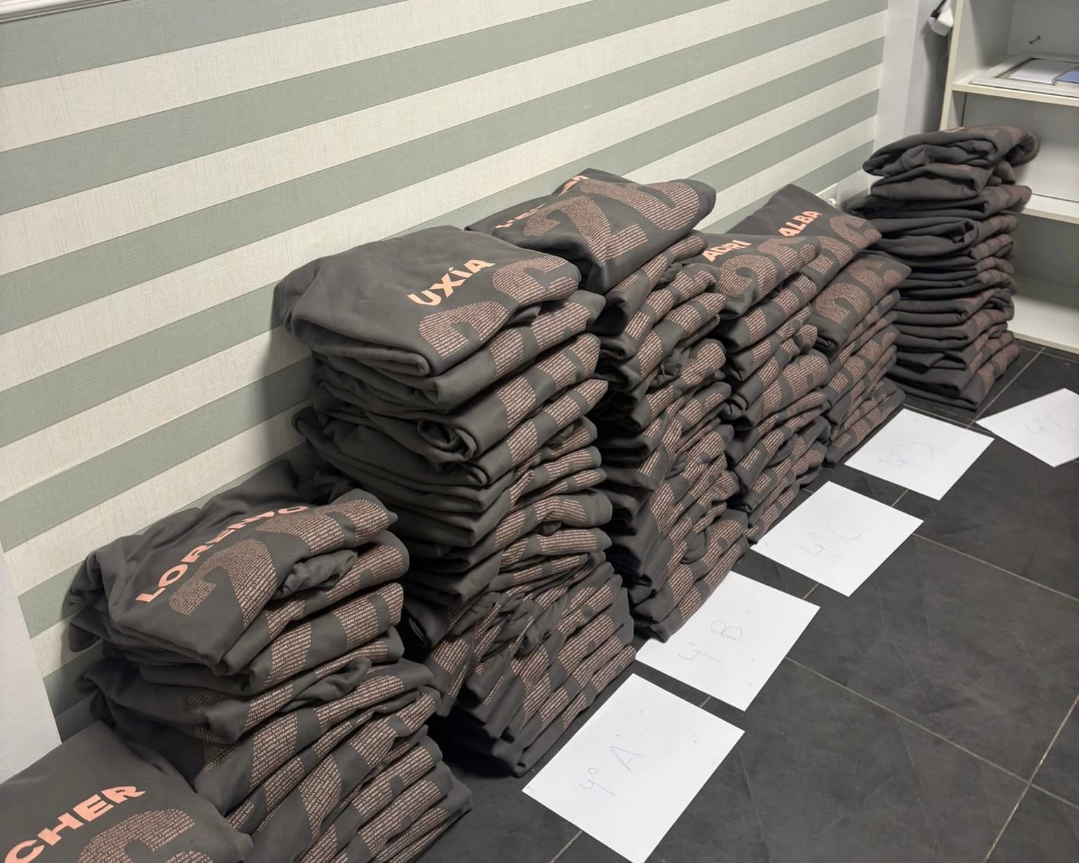 Sudadera de fin de curso con nombres en la espalda