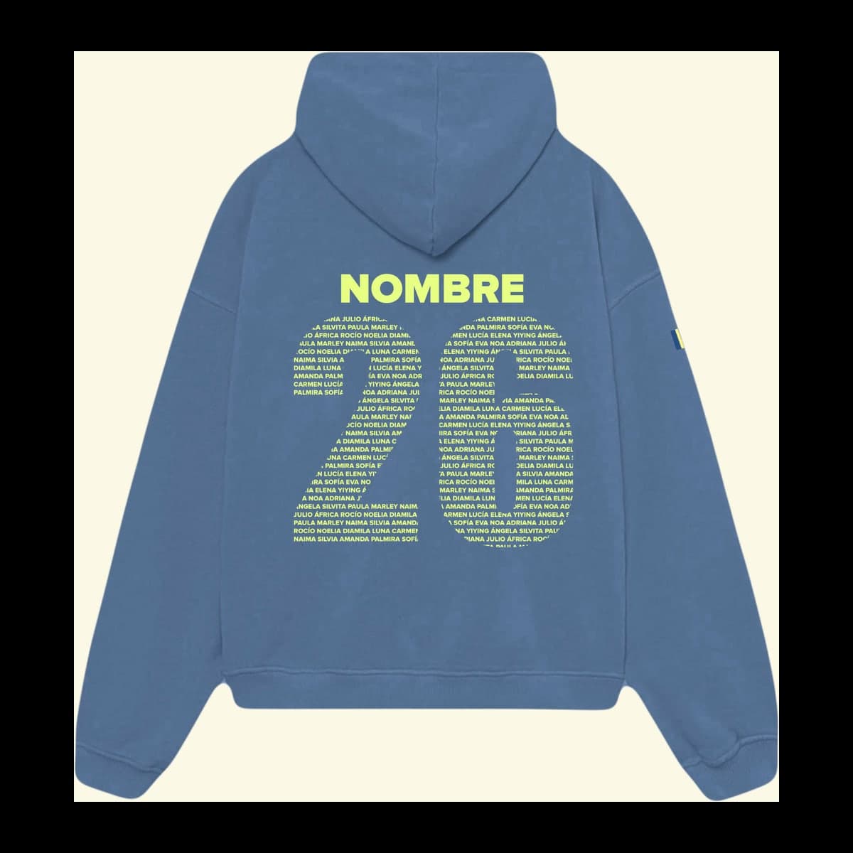 Espalda de una sudadera azul índigo con el año de graduación relleno con los nombres de la promoción