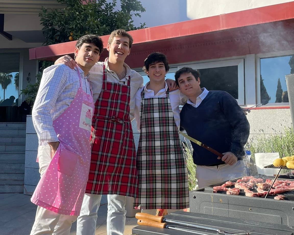 Peña de amigos con sudaderas personalizadas iguales en fiestas
