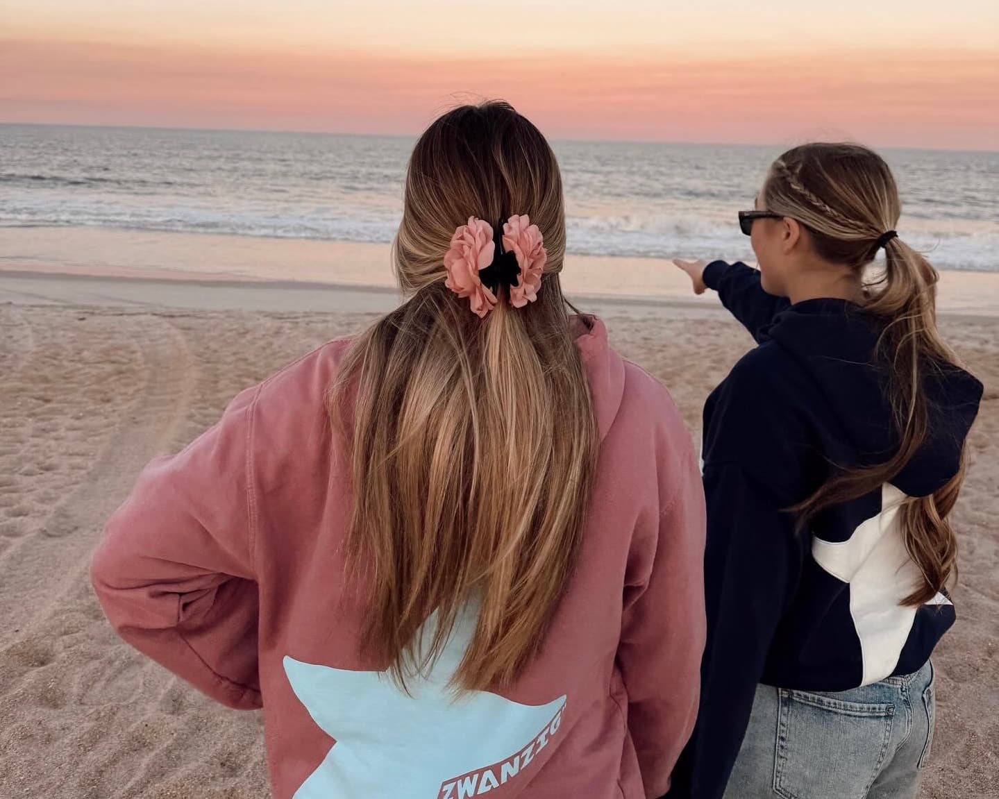 Grupo de estudiantes de viaje de estudios con sudaderas iguales personalizadas