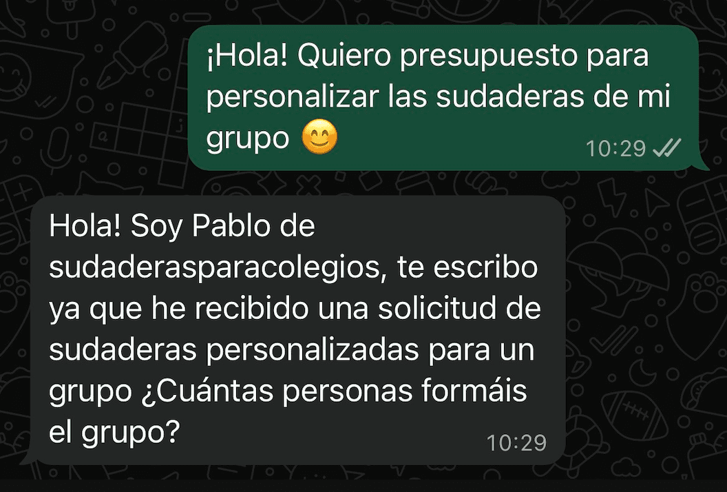 Delegada de clase contando su idea de sudadera por el móvil