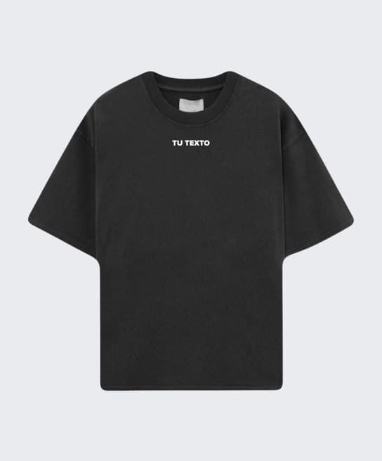 Camiseta negra con un texto personalizado en el pecho, diseñada en el personalizador de SudaderasParaColegios