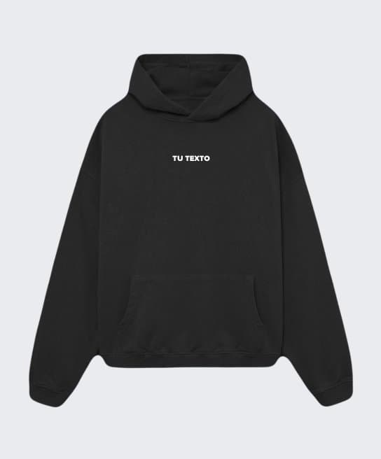 Sudadera negra con capucha con un texto personalizado en el pecho, diseñada en el personalizador de SudaderasParaColegios